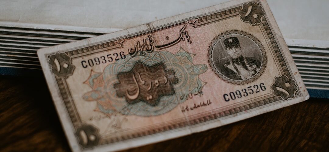 1 banknote on wooden surface