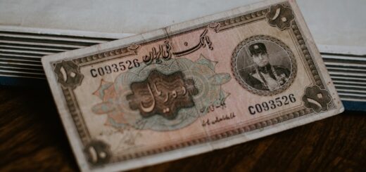 1 banknote on wooden surface