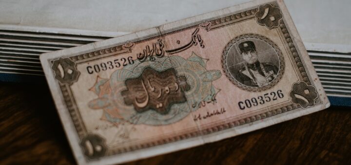 1 banknote on wooden surface